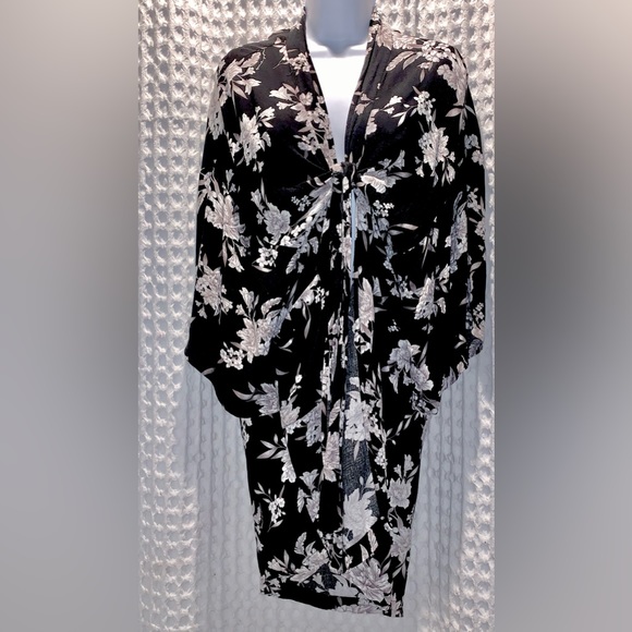 Spiritual Gangster Black and White Floral Tie Front Kimono Robe • - Picture 2 of 7
